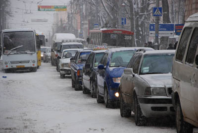 Через снігопад дороги чистять цілодобово