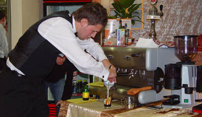 Бармени-баріста заробляють на приготуванні кави