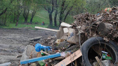 У парку міста Чернівці «Жовтневому» димиться сміття