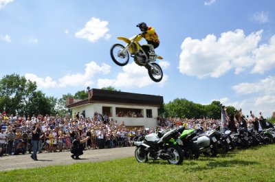 На байкерському фестивалі показали унікальний трюк