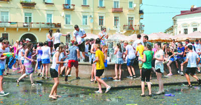 Дві сотні людей обливали одне одного водою у центрі міста