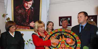 Катерина Ющенко подарувала музею Івасюка дерев’яний таріль 