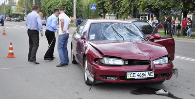 Водій-гонщик збив двох дівчат біля онколікарні у Чернівцях