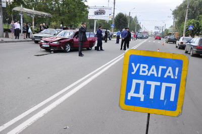 Водій-гонщик збив двох дівчат біля онколікарні у Чернівцях