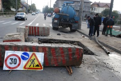 На вулиці Руській таксист врізався в бетонну плиту