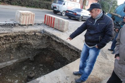 На вулиці Руській таксист врізався в бетонну плиту