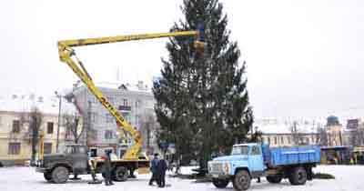 На ялинку в Чернівцях повісять два з половиною кілометра гірлянд