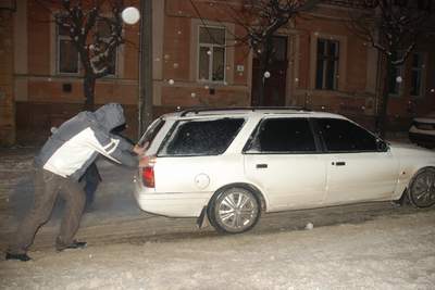 Снігопад паралізував Чернівці (фоторепортаж)