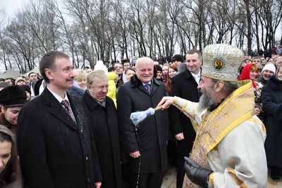 Чернівчани на Водохреще купалися у Пруті