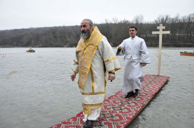 Освячення води у Пруті на Водохреще (фоторепортаж)