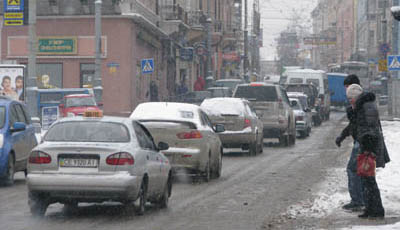 Пішов сніг, виникли затори