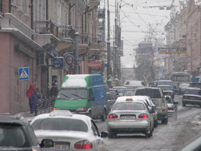 Снігопади у Чернівцях ускладнили рух (фоторепортаж)