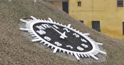 У Чернівцях вандали знову зламали квітковий годинник