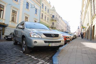 Під час сесії міської ради центр окупували дорогі авто (ФОТО)