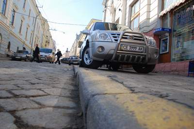 Під час сесії міської ради центр окупували дорогі авто (ФОТО)