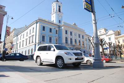 Під час сесії міської ради центр окупували дорогі авто (ФОТО)