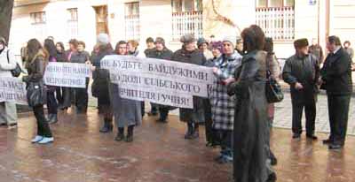 Чернівецьку ОДА пікетують вчителі школи-інтернату