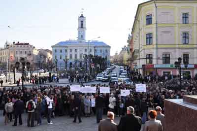 Чернівчани вимагають розпуску міської ради