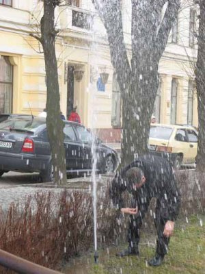 У Чернівцях залило Театральну площу