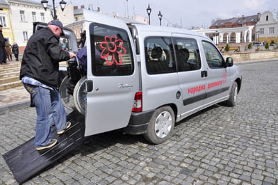 У Чернівцях запрацювало соціальне таксі (ФОТО)