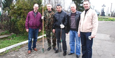 У Чернівцях депутати та в.о. мера прибирали кладовище