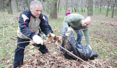 У Чернівцях прибирають парки