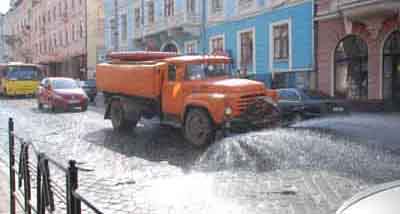 У Чернівцях почали поливати вулиці