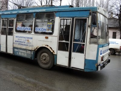 Кондуктори на тронах, ексклюзивні тролейбуси та "засліплююча" реклама