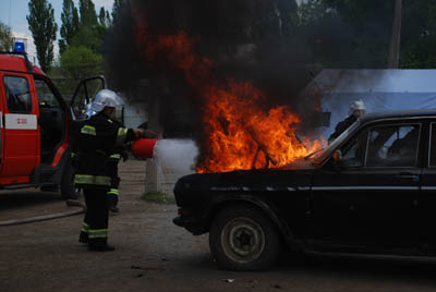 На Буковині пожежники витягнули пасажирів із палаючого авто (ФОТО)