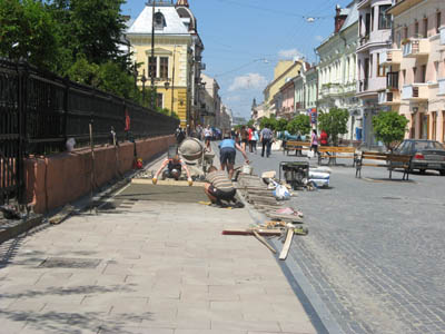 У Чернівцях знову перекладають плитку на вулиці Кобилянської (фоторепортаж)