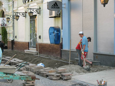 У Чернівцях знову перекладають плитку на вулиці Кобилянської (фоторепортаж)