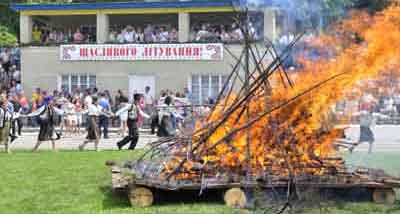 У Путилі запалили полонинську ватру