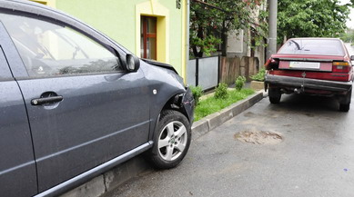 У Чернівцях авто ледь не протаранило житловий будинок