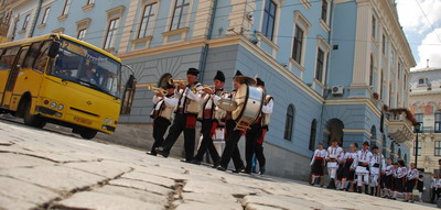 Чернівцями пройшлися вуличні оркестри