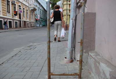 В центрі Чернівців вандали позривали сміттєві урни (ФОТО)