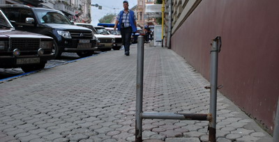В центрі Чернівців вандали позривали сміттєві урни (ФОТО)