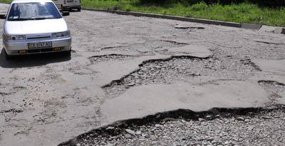 Через два тижні почнуть латати ями на вулиці Воробкевича в Чернівцях