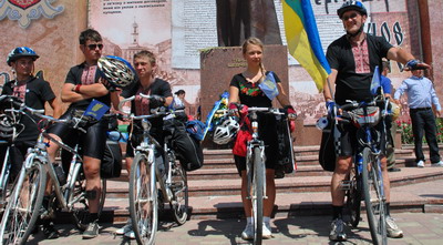 Діти їдуть на велосипедах через пів України (ФОТО)