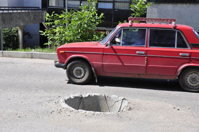 Ями на дорогах Чернівців (ФОТО)