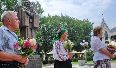 У Чернівцях повз пивні намети несли квіти Юрію Федьковичу