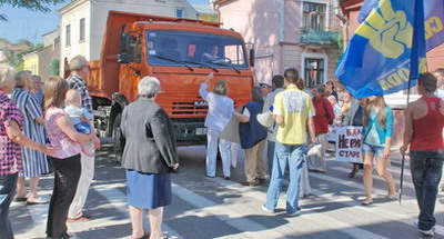 Протестуючі паралізували рух на вулиці (ФОТО)