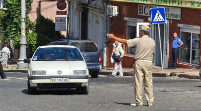 У центрі Чернівців перекрили рух, бо готуються до приїзду міністра