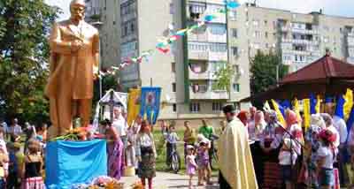 У Новодністровську відкрили пам’ятник Шевченкові