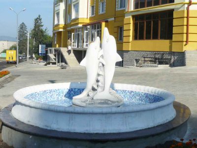 У Чернівцях з’явився фонтан з фігурками дельфінів