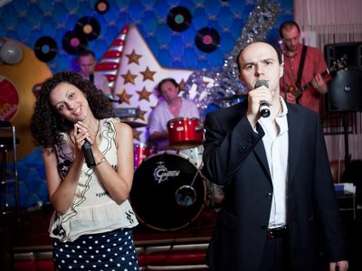 Пісні «співаючого» депутата з Чернівців «крутитиме» одеська радіостанція