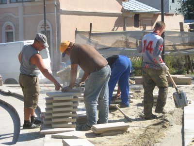 На площі Турецької криниці викладають новий пісковик