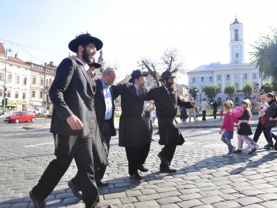 До нової синагоги в Чернівцях внесли Тору (ФОТО)