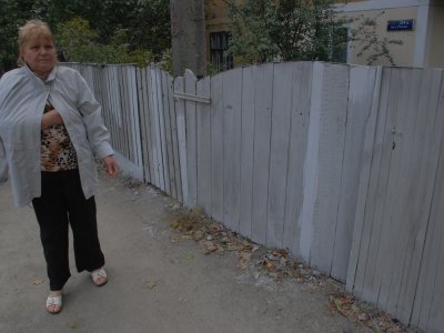 До приїзду Кирила в Чернівцях людям білять паркани вапном