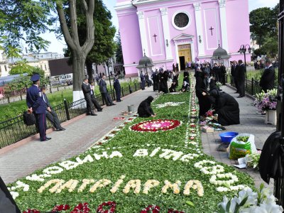 У Чернівцях дорогу Кирилу встеляють барвінком і трояндами (ФОТО)