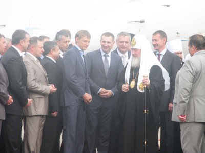 Секретар Чернівецької міськради став перед Кирилом на коліна і цілував руку